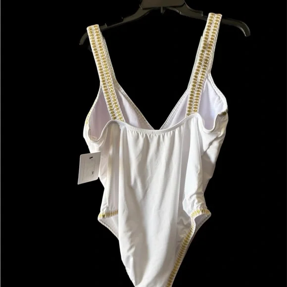Gibson Latimer White One-Piece with Subtle Black Tag Detail - Picture 2 of 7